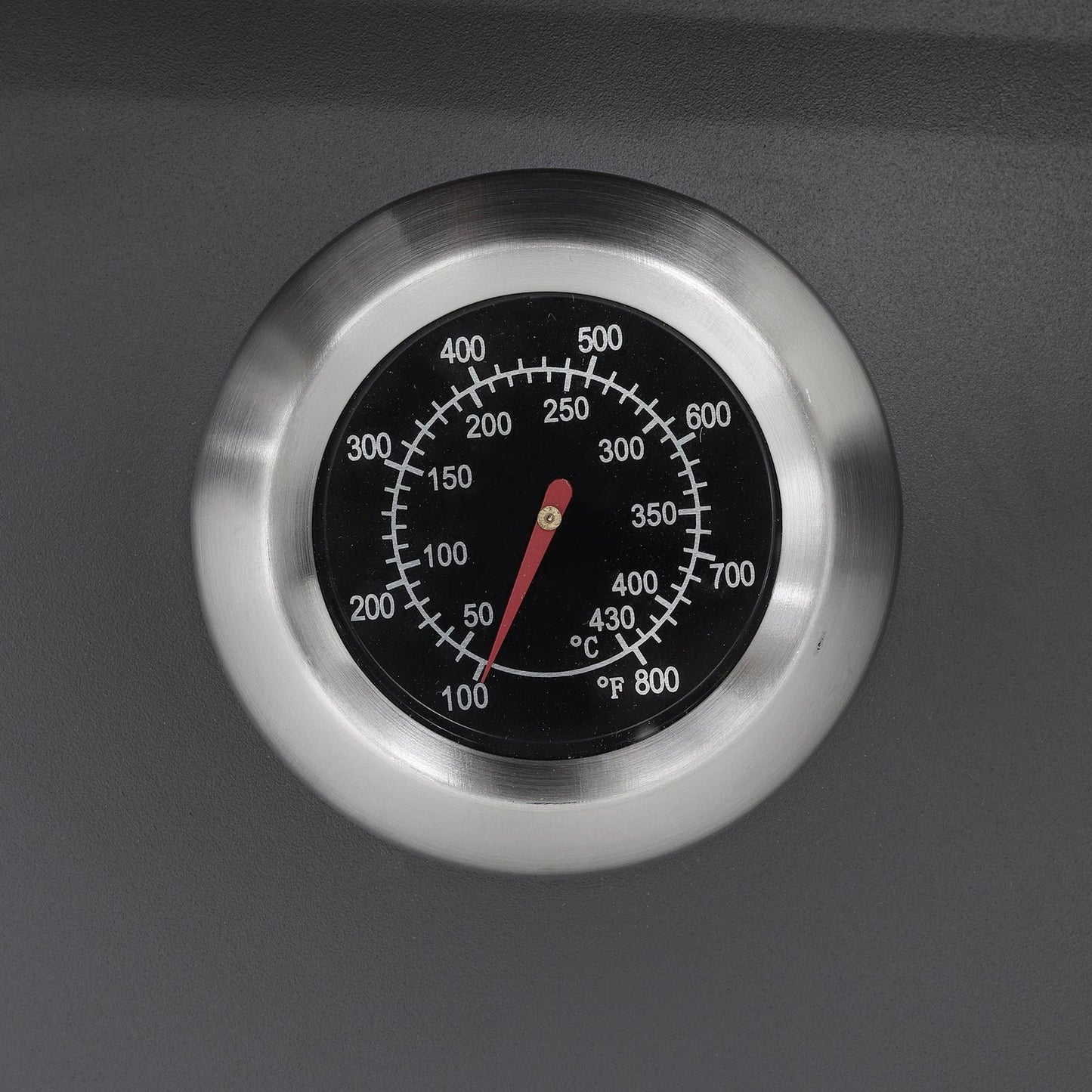 Built-in temperature gauge on charcoal BBQ grill lid – monitor heat for perfect grilling results