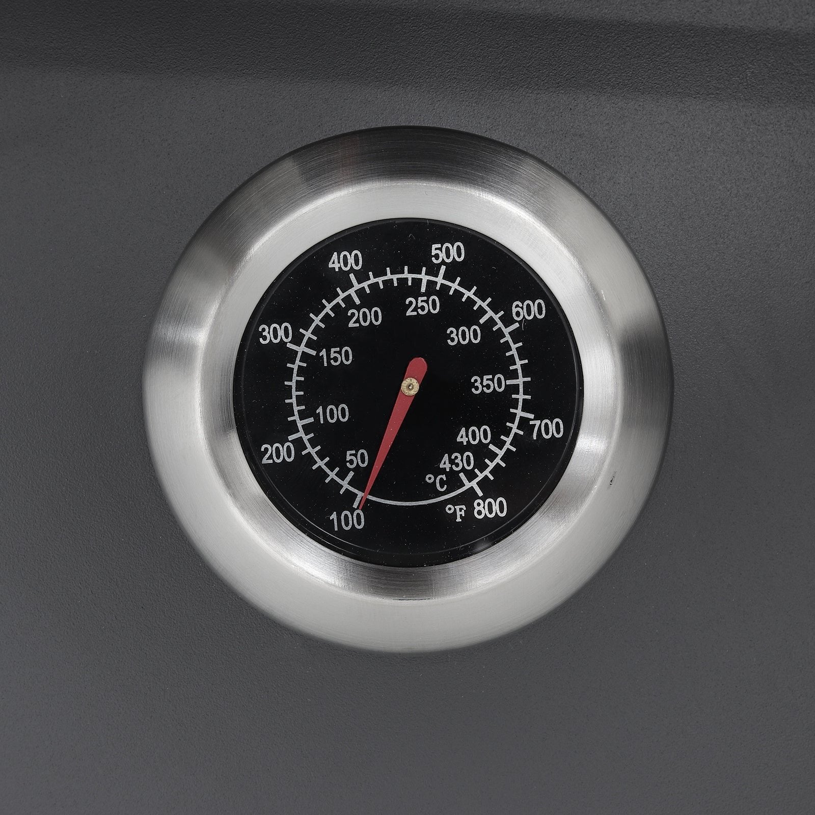 Built-in temperature gauge on charcoal BBQ grill lid – monitor heat for perfect grilling results