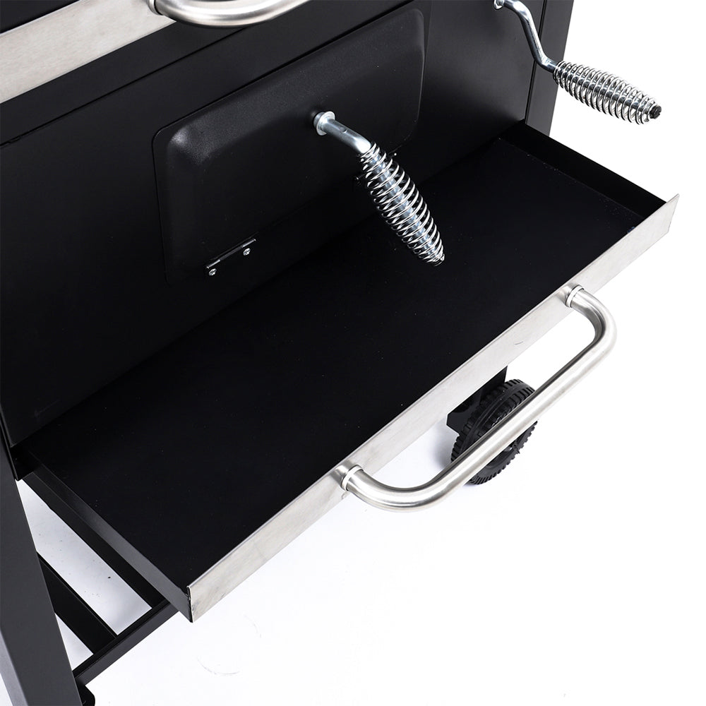 charcoal firebox close-up – spacious barrel design for consistent heat distribution